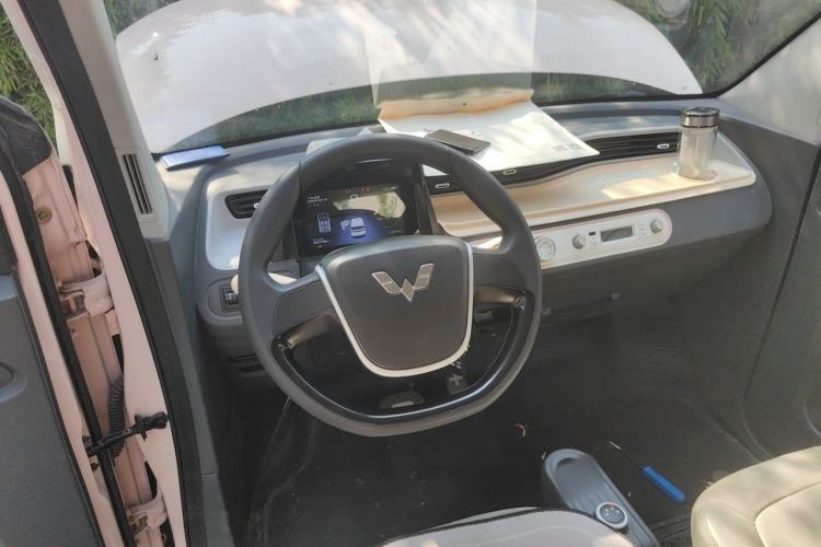 Used Wuling Hongguang MINIEV 2022 Macaron Fashion Model Lithium Iron Phosphate Center Console