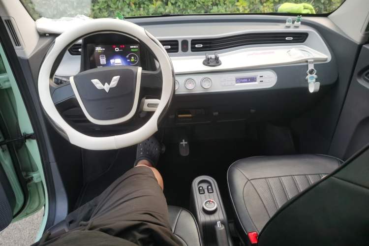Used Wuling Hongguang MINIEV 2022 Macaron Premium Model – Lithium Iron Phosphate Center Console