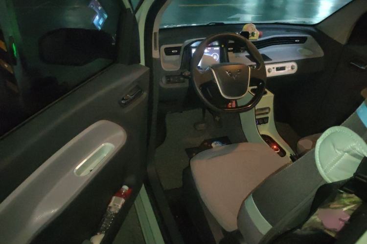 Used Wuling Hongguang MINIEV 2022 Macaron Fashion Model Lithium Iron Phosphate Driver Seat