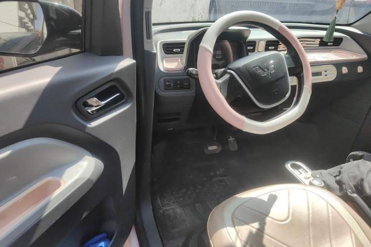 Used Wuling Hongguang MINIEV 2022 Macaron Premium Model – Lithium Iron Phosphate Driver Seat