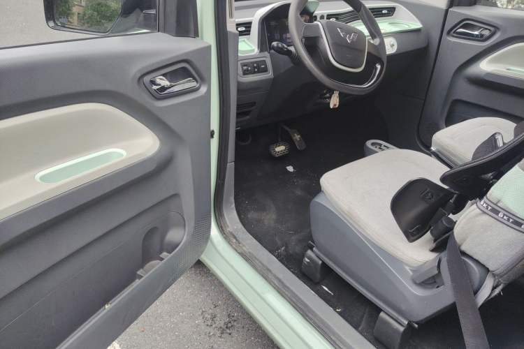 Used Wuling Hongguang MINIEV 2022 Macaron Fashion Model Lithium Iron Phosphate Driver Seat