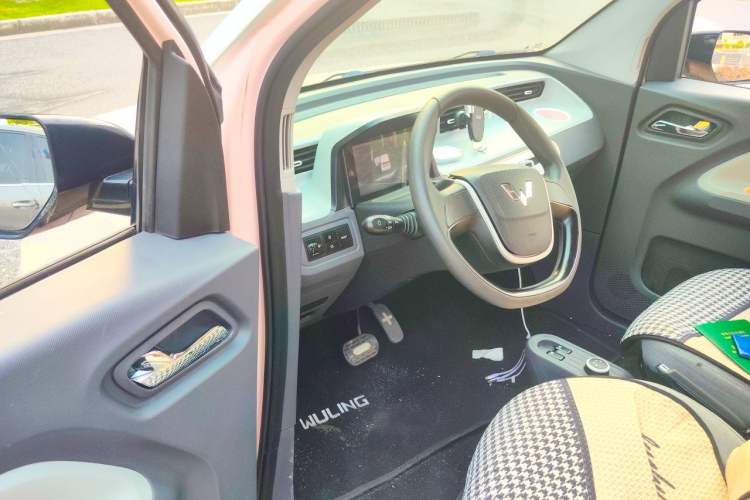 Used Wuling Hongguang MINIEV 2022 Macaron Premium Model – Lithium Iron Phosphate Driver Seat
