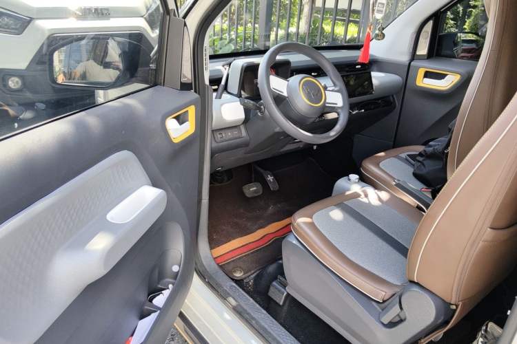 Used Wuling Hongguang MINIEV 2022 GAMEBOY 300km Enthusiast Model with Lithium Iron Phosphate Driver Seat