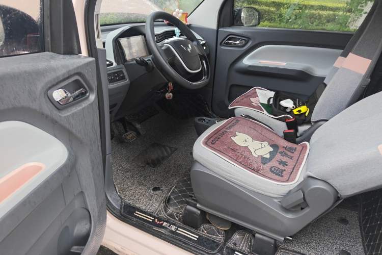 Used Wuling Hongguang MINIEV 2022 Macaron Fashion Model Lithium Iron Phosphate Driver Seat