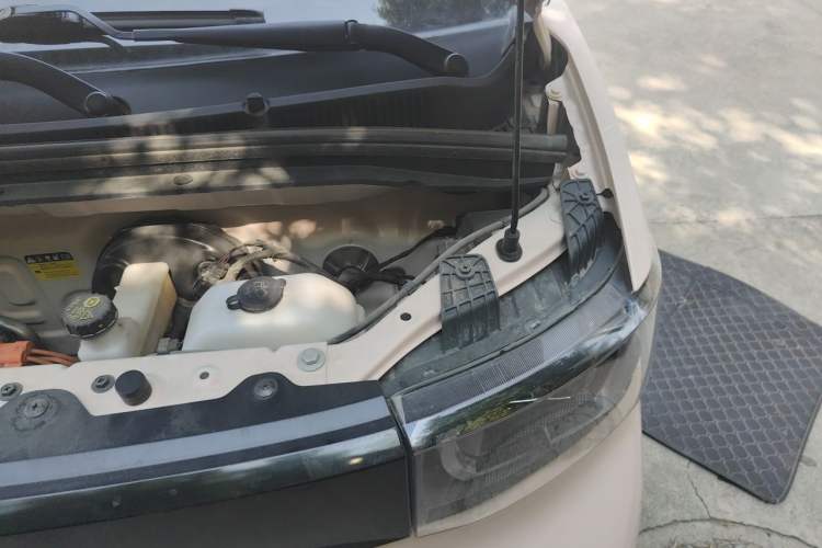 Used Wuling Hongguang MINIEV 2022 Macaron Fashion Model Lithium Iron Phosphate Engine Bay Left