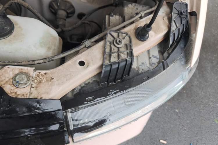 Used Wuling Hongguang MINIEV 2022 Macaron Fashion Model Lithium Iron Phosphate Engine Bay Left