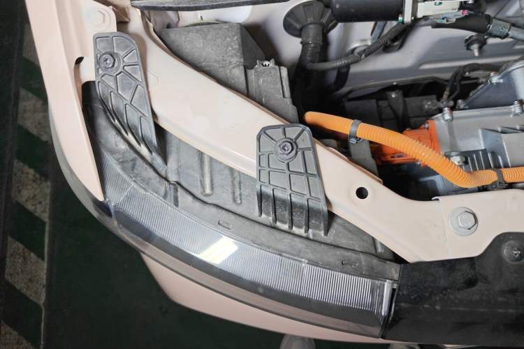 Used Wuling Hongguang MINIEV 2022 Macaron Premium Model – Lithium Ternary Battery Engine Bay Right