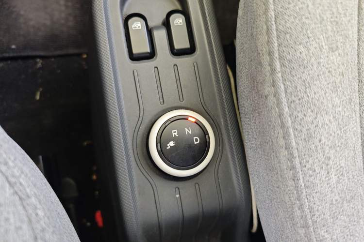 Used Wuling Hongguang MINIEV 2022 Macaron Fashion Model Lithium Iron Phosphate Gear Lever