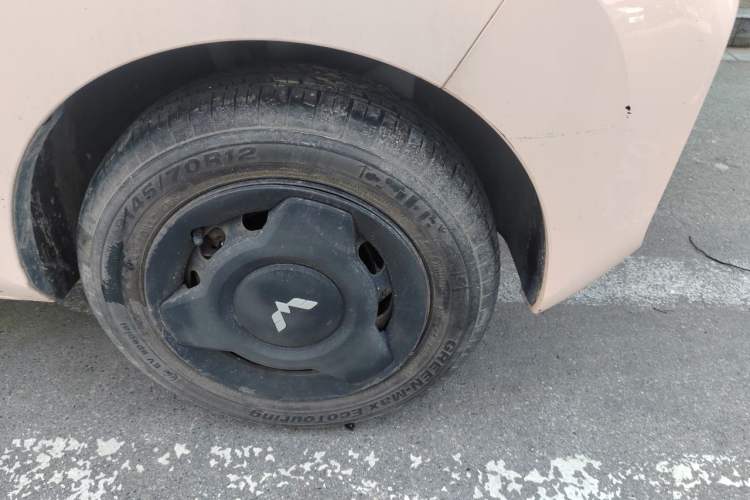 Used Wuling Hongguang MINIEV 2022 Macaron Fashion Model Lithium Iron Phosphate Right Front Wheel Hub