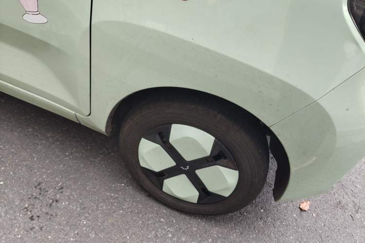 Used Wuling Hongguang MINIEV 2022 Macaron Fashion Model Lithium Iron Phosphate Right Front Wheel Hub