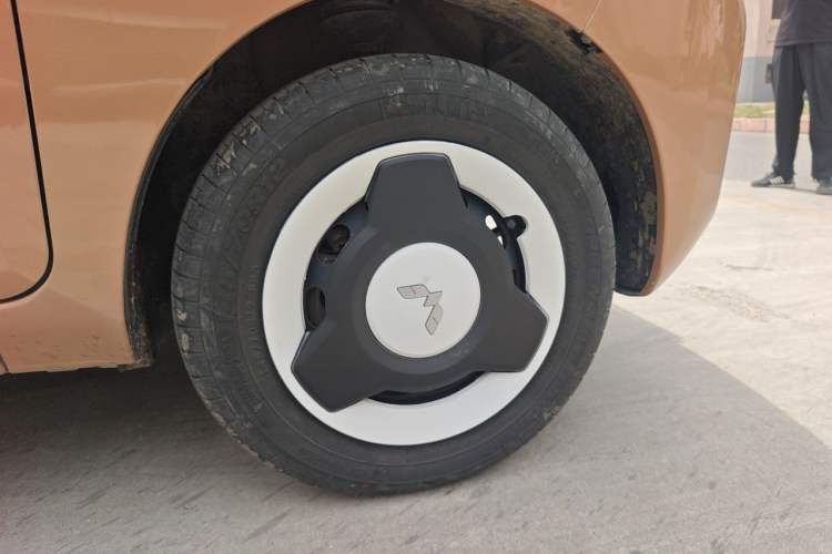 Used Wuling Hongguang MINIEV 2022 Enjoy Edition Lithium Iron Phosphate Right Front Wheel Hub