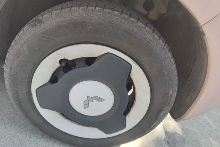 Used Wuling Hongguang MINIEV 2022 Macaron Fashion Model Lithium Iron Phosphate Right Front Wheel Hub