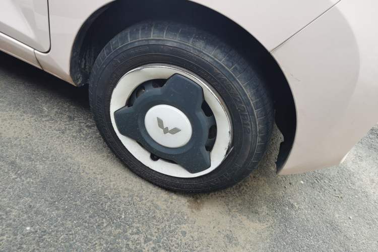 Used Wuling Hongguang MINIEV 2022 Macaron Fashion Model Lithium Iron Phosphate Right Front Wheel Hub