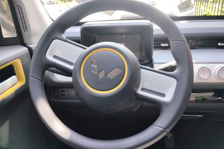 Used Wuling Hongguang MINIEV 2022 GAMEBOY 300km Enthusiast Model with Lithium Iron Phosphate Steering Wheel