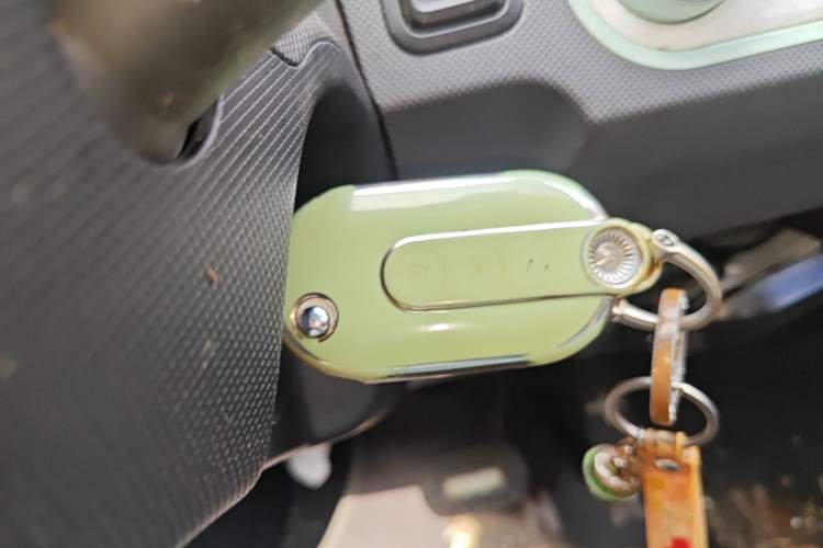 Used Wuling Hongguang MINIEV 2022 Macaron Premium Model – Lithium Iron Phosphate Vehicle Key