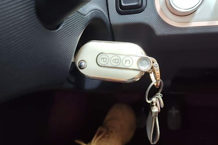 Used Wuling Hongguang MINIEV 2022 Macaron Premium Model – Lithium Iron Phosphate Vehicle Key