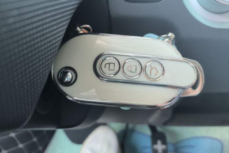 Used Wuling Hongguang MINIEV 2022 Macaron Premium Model – Lithium Iron Phosphate Vehicle Key