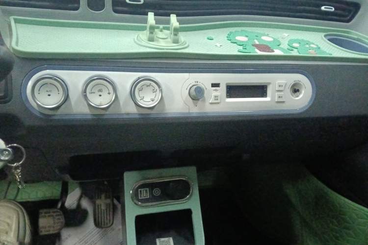 Used Wuling Hongguang MINIEV 2022 Macaron Premium Model – Lithium Iron Phosphate Audio And AC Panel