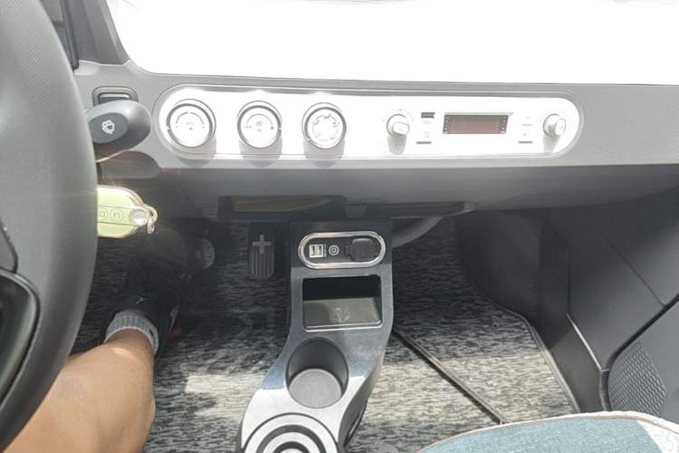 Used Wuling Hongguang MINIEV 2022 Macaron Premium Model – Lithium Iron Phosphate Audio And AC Panel