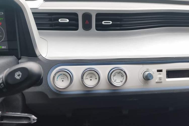 Used Wuling Hongguang MINIEV 2022 Macaron Premium Model – Lithium Iron Phosphate Audio And AC Panel