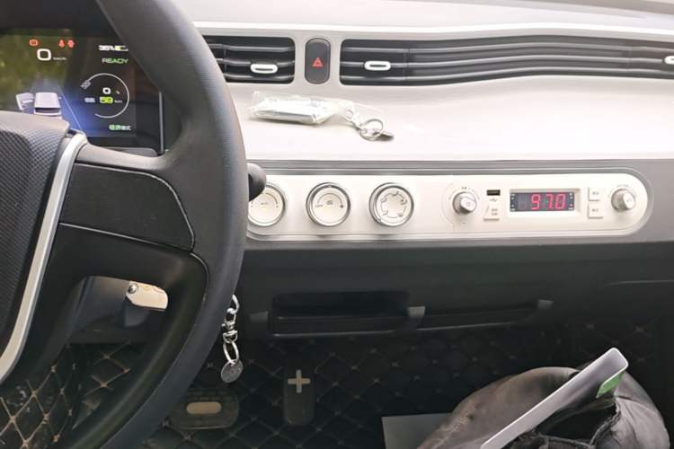 Used Wuling Hongguang MINIEV 2022 Macaron Premium Model – Lithium Iron Phosphate Audio And AC Panel