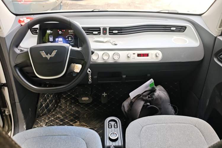Used Wuling Hongguang MINIEV 2022 Macaron Premium Model – Lithium Iron Phosphate Center Console