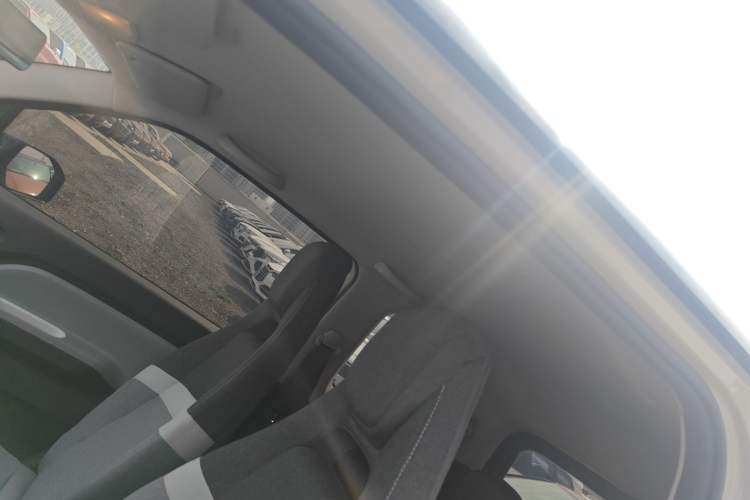 Used Wuling Hongguang MINIEV 2022 Macaron Premium Model – Lithium Iron Phosphate Headliner