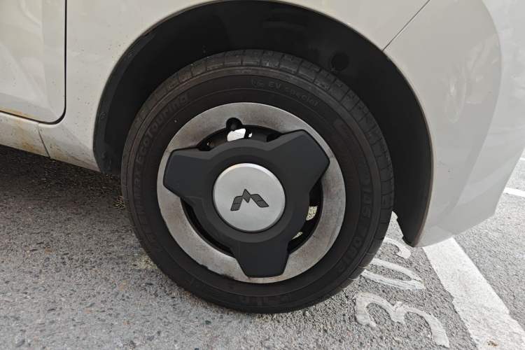 Used Wuling Hongguang MINIEV 2022 Zizai Version Lithium Iron Phosphate Right Front Wheel Hub