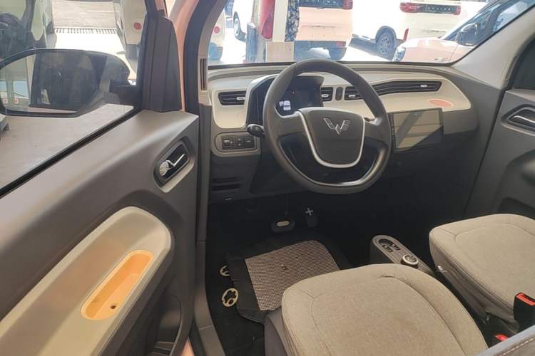 Used Wuling Hongguang MINIEV 2022 Macaron Fashion Model Lithium Iron Phosphate Driver Seat