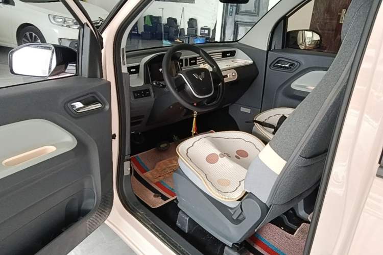 Used Wuling Hongguang MINIEV 2022 Macaron Premium Model – Lithium Iron Phosphate Driver Seat