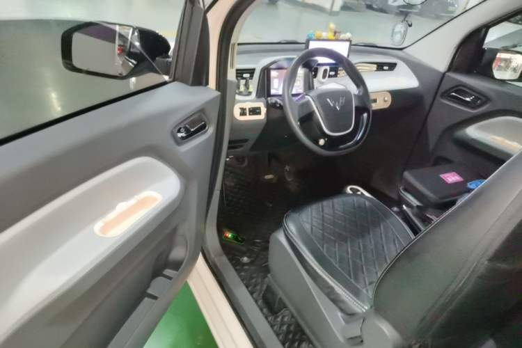 Used Wuling Hongguang MINIEV 2022 Macaron Premium Model – Lithium Iron Phosphate Driver Seat
