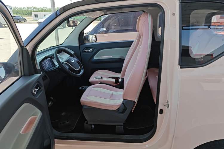 Used Wuling Hongguang MINIEV 2022 Macaron Premium Model – Lithium Iron Phosphate Driver Seat