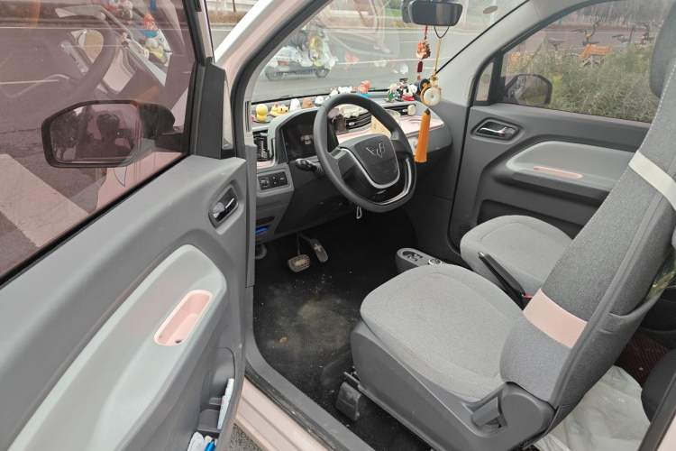 Used Wuling Hongguang MINIEV 2022 Macaron Premium Model – Lithium Ternary Battery Driver Seat
