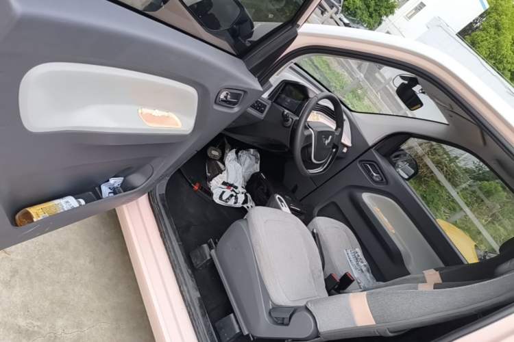 Used Wuling Hongguang MINIEV 2022 Macaron Premium Model – Lithium Iron Phosphate Driver Seat