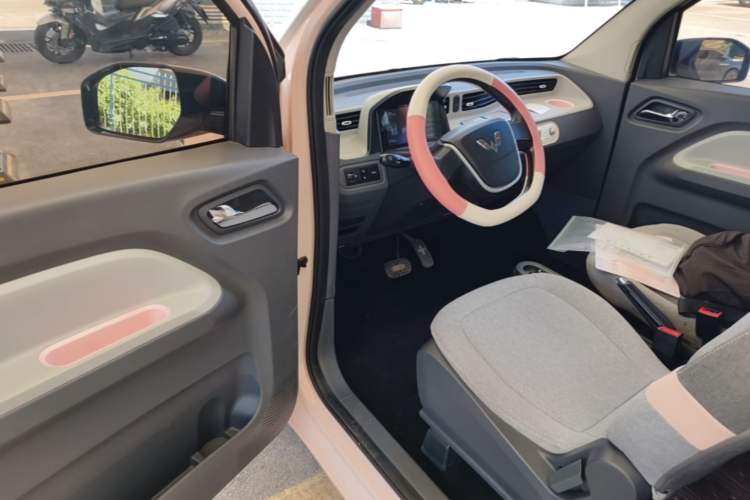 Used Wuling Hongguang MINIEV 2022 Macaron Premium Model – Lithium Iron Phosphate Driver Seat