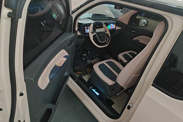 Used Wuling Hongguang MINIEV 2022 Macaron Premium Model – Lithium Iron Phosphate Driver Seat