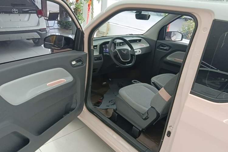 Used Wuling Hongguang MINIEV 2022 Macaron Premium Model – Lithium Ternary Battery Driver Seat