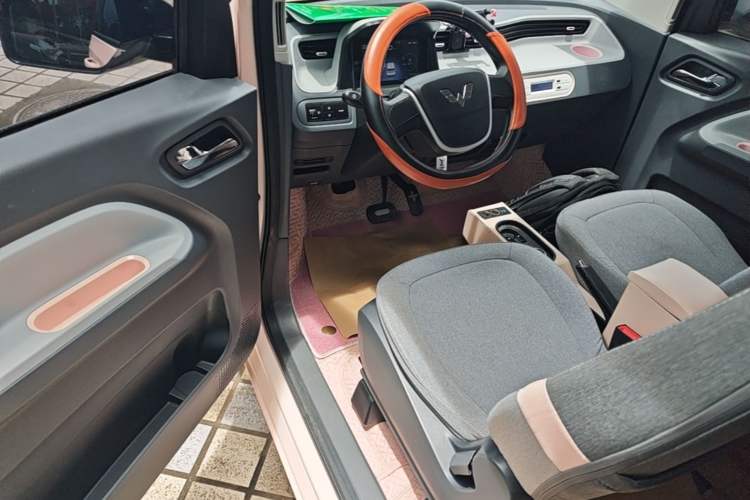Used Wuling Hongguang MINIEV 2022 Macaron Fashion Model Lithium Iron Phosphate Driver Seat