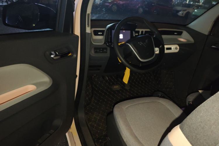 Used Wuling Hongguang MINIEV 2022 Macaron Premium Model – Lithium Ternary Battery Driver Seat