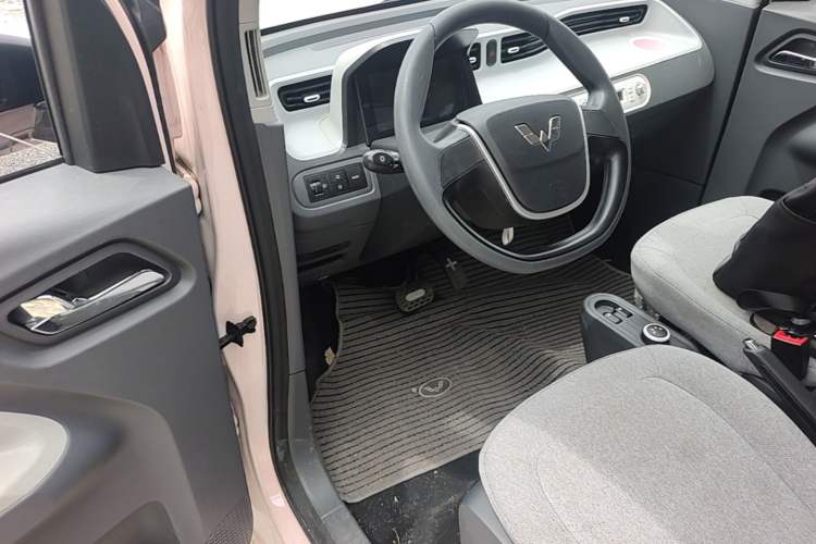 Used Wuling Hongguang MINIEV 2022 Macaron Fashion Model Lithium Iron Phosphate Driver Seat