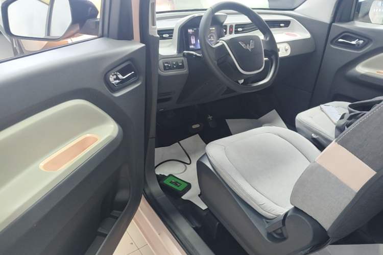 Used Wuling Hongguang MINIEV 2022 Macaron Premium Model – Lithium Iron Phosphate Driver Seat
