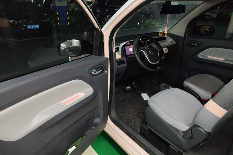 Used Wuling Hongguang MINIEV 2022 Macaron Fashion Model Lithium Iron Phosphate Driver Seat
