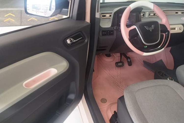 Used Wuling Hongguang MINIEV 2022 Macaron Premium Model – Lithium Iron Phosphate Driver Seat