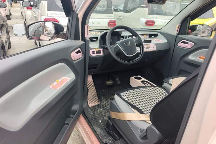 Used Wuling Hongguang MINIEV 2022 Macaron Premium Model – Lithium Iron Phosphate Driver Seat