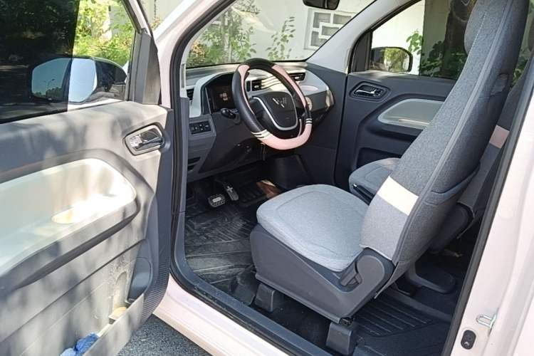 Used Wuling Hongguang MINIEV 2022 Macaron Premium Model – Lithium Iron Phosphate Driver Seat