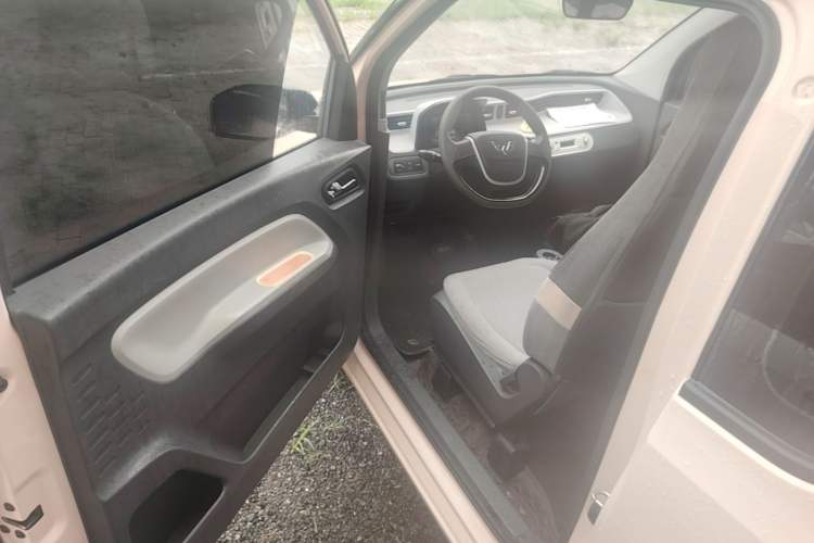 Used Wuling Hongguang MINIEV 2022 Macaron Fashion Model Lithium Iron Phosphate Driver Seat