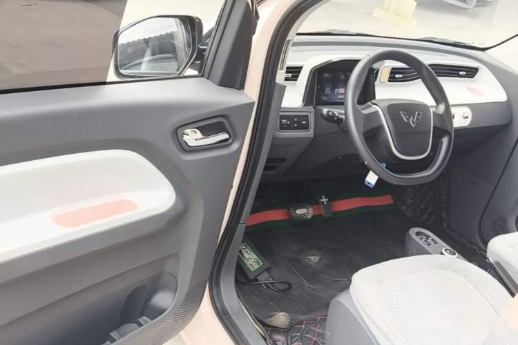 Used Wuling Hongguang MINIEV 2022 Macaron Fashion Model Lithium Iron Phosphate Driver Seat