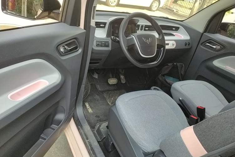 Used Wuling Hongguang MINIEV 2022 Macaron Premium Model – Lithium Iron Phosphate Driver Seat