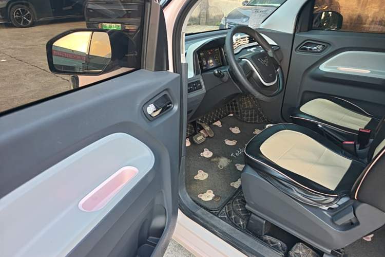 Used Wuling Hongguang MINIEV 2022 Macaron Premium Model – Lithium Iron Phosphate Driver Seat