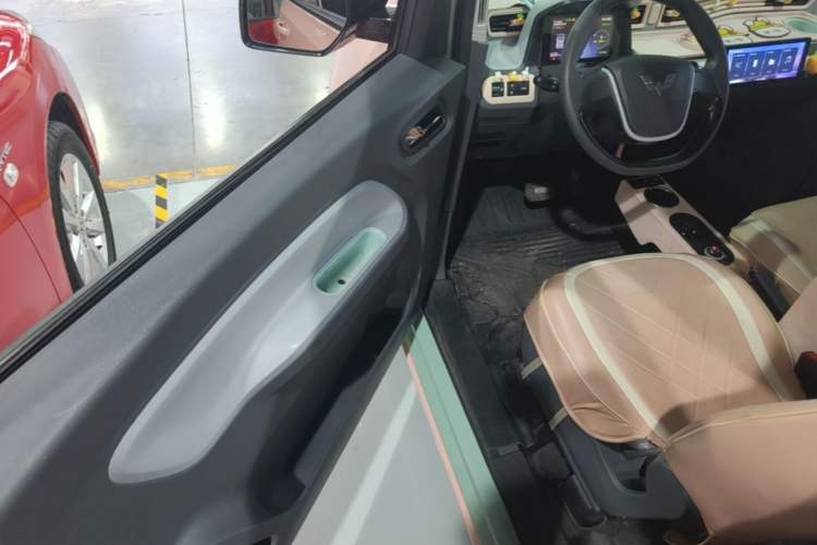 Used Wuling Hongguang MINIEV 2022 Macaron Premium Model – Lithium Iron Phosphate Driver Seat